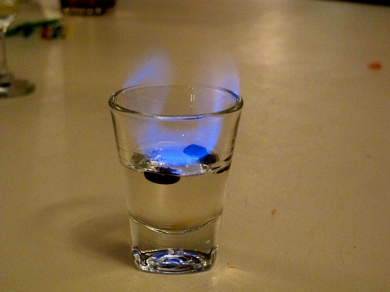 Eld, rök och äppelpaj: Shotluckan blandar shots med scenshow på Viktoriagatan