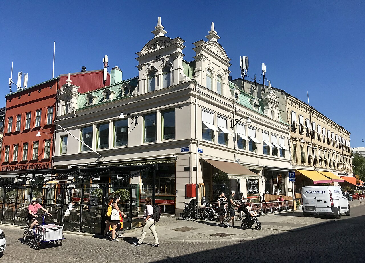 Stranger: cocktailbaren utan namnskylt på Kungstorget